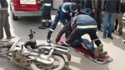 دراجة نارية تستقل 3 مواطنين تسقط من أعلى كوبرى الساحل