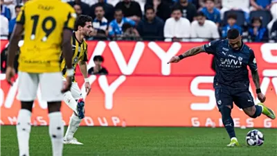 الاتحاد يتعادل مع الهلال بـ10 لاعبين ويبعده عن صدارة دوري روشن