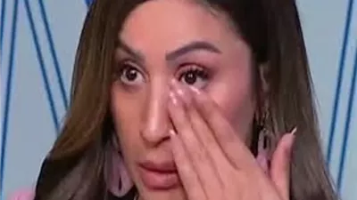 انهيار دينا الشربيني بعد حديثها عن معاناة والدتها مع مرض السرطان
