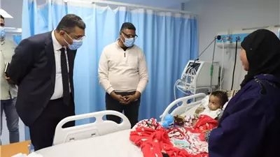 محافظ البحر الأحمر يطمئن على المرضى بالمستشفى العام