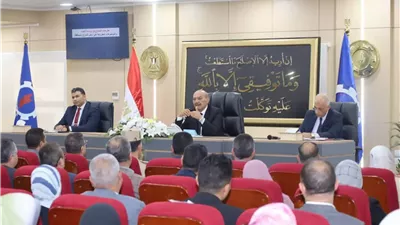 محافظ السويس يعقد اجتماعًا مع رؤساء الأحياء والقيادات التنفيذية