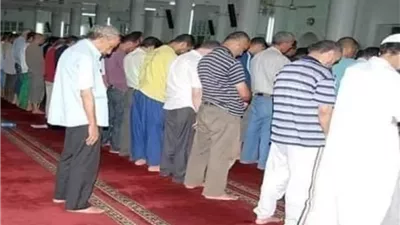 رأي فقهي يوضح حكم صلاة المنفرد خلف الصف