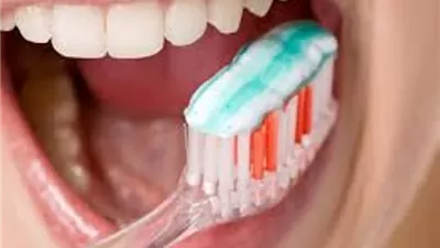 هل تنظيف الأسنان بعد كل وجبة مفيد فعلًا؟ إليك الحقيقة الكاملة