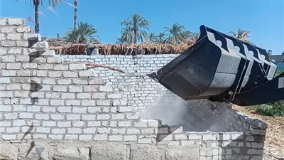 إزالة التعديات بالآقصر وتركيب كشافات للمناطق المحرومة