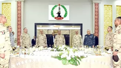 وزير الدفاع يشارك عدد من مقاتلى القوات المسلحة تناول وجبة الإفطار