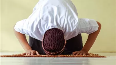 حكم السجود مع وجود حائل بين جبهة المصلي وموضع السجود كالعمامة