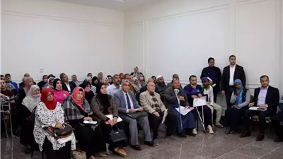محافظ الإسماعيلية يبدأ لقاءات خدمة المواطنين ويستجيب للأهالي