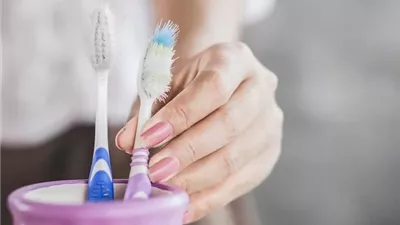 كم مرة يجب تغيير فرشاة الأسنان؟ خبيرة أحياء دقيقة تجيب