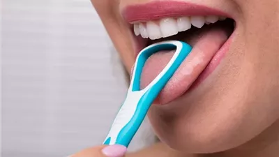 تنظيف اللسان .. خطوة بسيطة للوقاية من رائحة الفم وأمراض متعددة