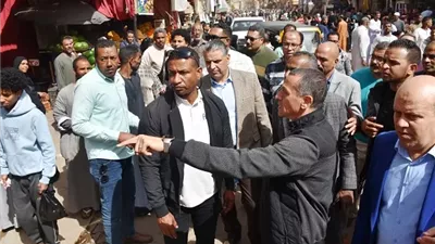 محافظ أسوان يقود حملة مكبرة لرفع الإشغالات بمنطقة سوق السيل