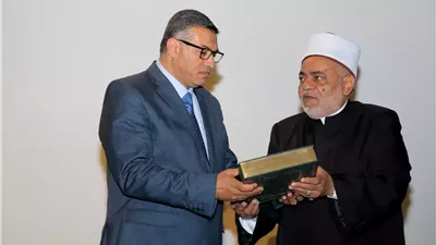 شيخ الأزهر يهدي محافظ قنا مصحفًا بماء الذهب