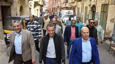 محافظ أسوان يقود حملة بميدان النفق وشوارع الحدادين والمطار