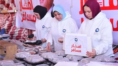 مستقبل وطن يوزع وجبات ساخنة على ركاب محطة قطارات الإسماعيلية..صور