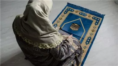 مدى جواز اقتداء المرأة بالتراويح عبر المكبرات من منزلها