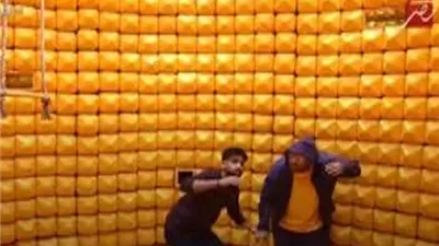 رامز جلال يضرب موران عطية بمسدس مطاطي