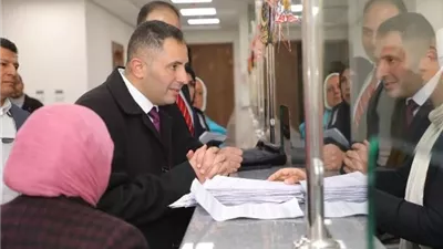 حسام فوزي يتابع المركز التكنولوجي لخدمة المواطنين