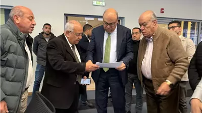 وزير الطيران يتابع من غرفة العمليات سير الحركة الجوية
