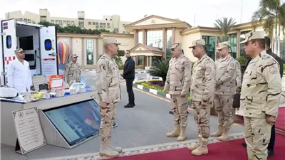 الفريق أشرف سالم زاهر وزير الدفاع يتفقد الجاهزية القتالية للمنطقة المركزية العسكرية ويشارك المقاتلين وجبة الإفطار