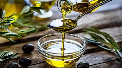 ماذا يحدث عند تناول ملعقة من زيت الزيتون يوميًا؟