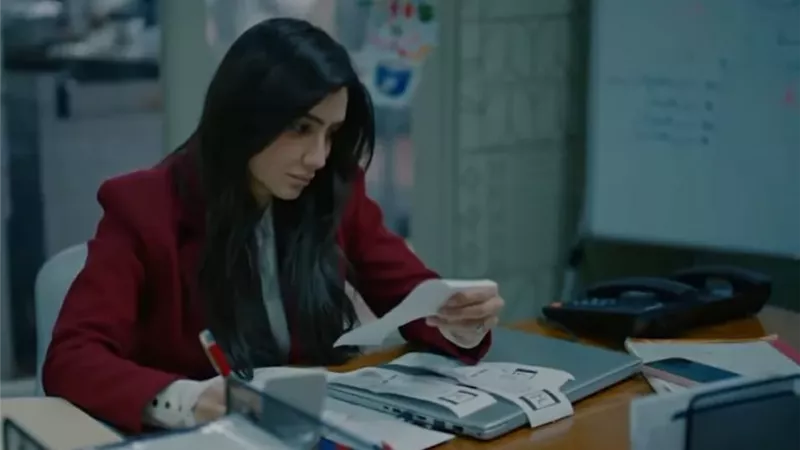 الفنانة مى عمر