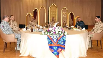 وزيرالدفاع يلتقى مقاتلى القوات البحرية والمنطقة الشمالية العسكرية