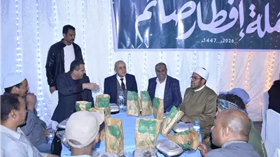 محافظ الأقصر مع عمال النظافة فى إفطارهم الجماعى بساحة أبو الحجاج