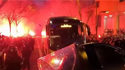 جماهير برشلونة تهاجم حافلة فريقا..تعرف علي السبب