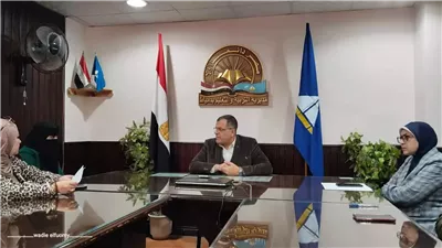 مدير تعليم دمياط يبحث مشكلات المعلمين وأولياء الأمور