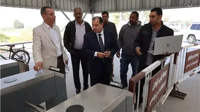 رئيس جامعة قنا يتابع تشغيل منظومة البوابات الإلكترونية
