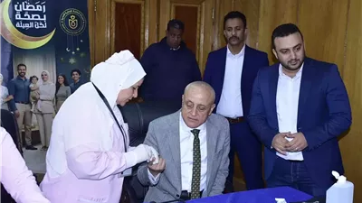 محافظ الأقصر يتفقد قافلة 