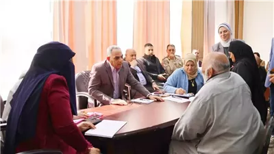 محافظ الإسماعيلية يواصل لقاءات خدمة المواطنين