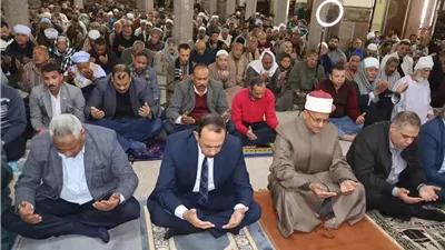 محافظ سوهاج يؤدي صلاة الجمعة بمسجد العارف بالله ويلتقي الأهالي
