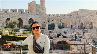 بعد زيارتها لإسرائيل .. مطربة شهيرة تعتذر لجمهورها