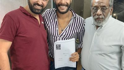 مصطفي منصور يتعاقد علي 