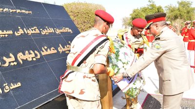 محافظ أسيوط وقائد المنطقة الجنوبية العسكرية يضعان إكليل الزهور على قبر الجندي المجهول