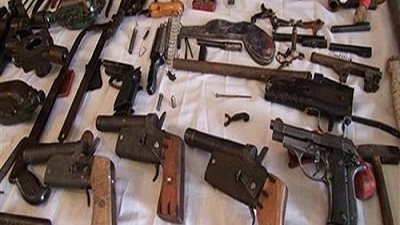 ضبط خفير وحداد لحيازتهما أسلحة نارية وذخائر بحلوان والقطامية