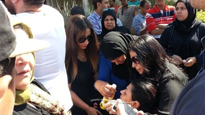 اصابة ايمى ابنة طلعت زكريا بالاغماء فى جنازة والدها .. صور