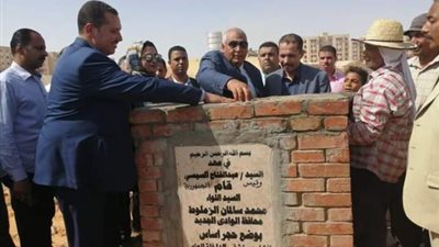محافظ الوادي الجديد يضع حجر اساس مستشفى الداخلة ..صور