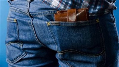 وضع المحفظة فى الجيب الخلفى يؤدى الى تلف الأعصاب