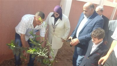 وكيل تعليم كفر الشيخ تغرس الأشجار في ٨ مدارس