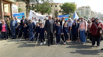 مسيرة للطلاب المكفوفين بالسويس في اليوم العالمي للعصا البيضاء