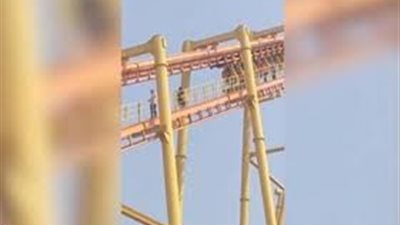 لحظات مرعبة .. تعطل قطار الملاهى على ارتفاع 60 مترا .. وطريقة مجنونة للنجاة