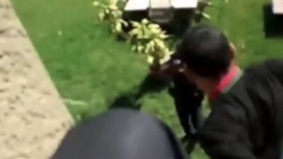 بالفيديو.. شرطى أمريكى يُلقى مراهق من أعلى سطح منزل