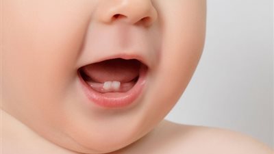 مطربة شهيرة تحتفل بظهور أول سن لطفلتها في الفك السفلي.. صورة