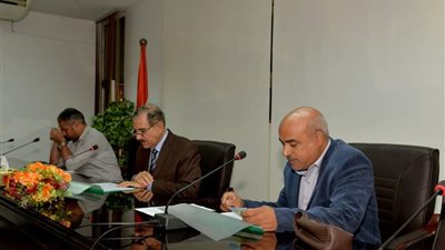 محافظ أسيوط يستعرض الخطة التنفيذية لمحو الامية وتعليم الكبار