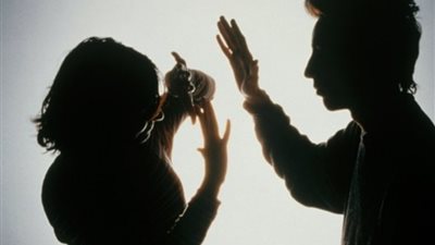 مراهق ينتحر بسبب تعذيب والده لوالدته