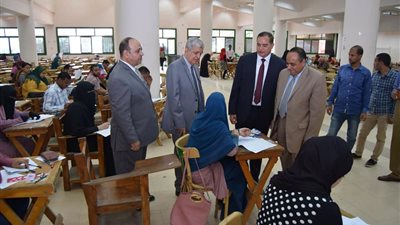 300 طالب بامتحانات الدور الثاني للدبلومة التربوية بجامعة سوهاج