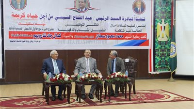 وزير القوي العاملة يسلم 200 شهادة أمان للعمالة غير المنتظمة