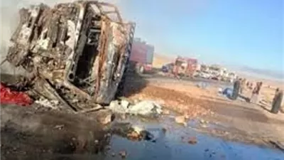 مصرع 4 وإصابة اثنين فى تصادم نقل ثقيل وأخرى ربع نقل بطريق إدفو