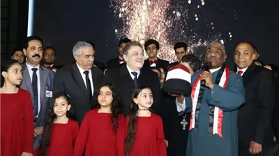 عمامة الأزهر والقلنسوة المسيحية ترسمان علم مصر فى احتفالية الوفد